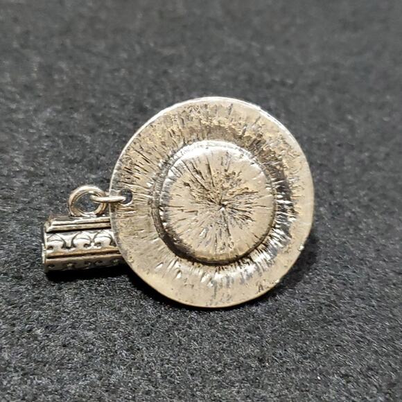 Vintage pendants, set of 2, 1 3/4" & 2", Pre-loved - Picture 3 of 5